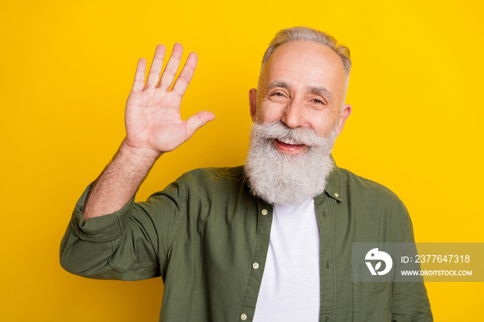 Photo portrait of grandfather smiling happy waving hand greeting isolated bright yellow color background