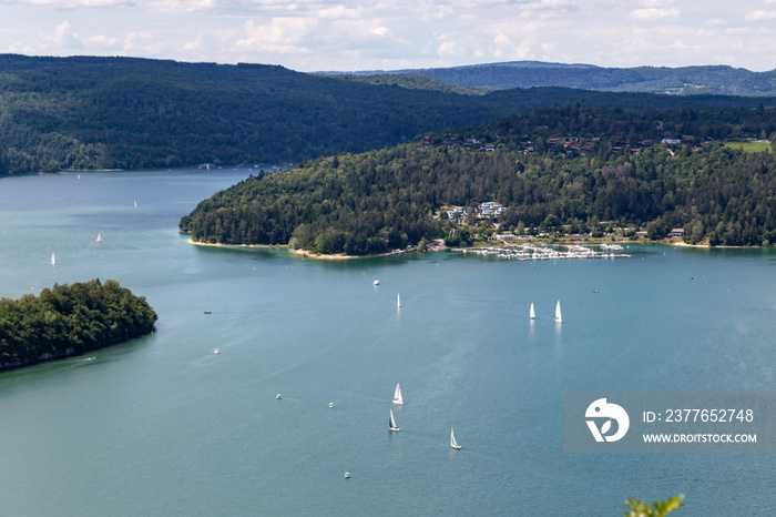 Le lac de Vouglans, dans le massif du Jura, en Bourgogne-Franche-Comté