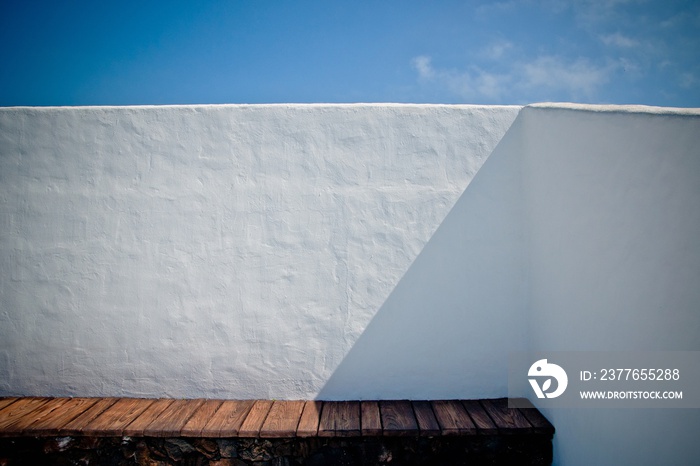 House with white Mediterranean walls with the sea in the background on the islands