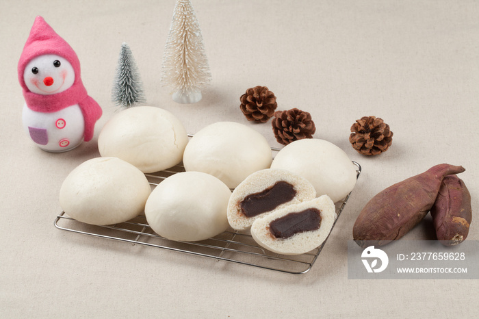 Steamed bun, steamed bun, steamed red bean bun, steamed red bean bread, winter, snack bread, food,