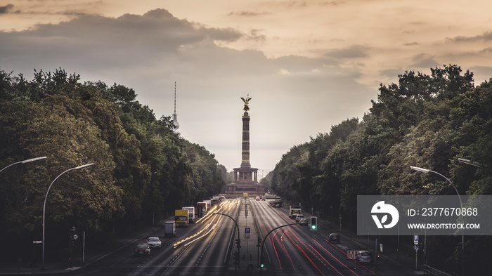 Berliner Straße des 17. Juni zum Sonnenaufgang