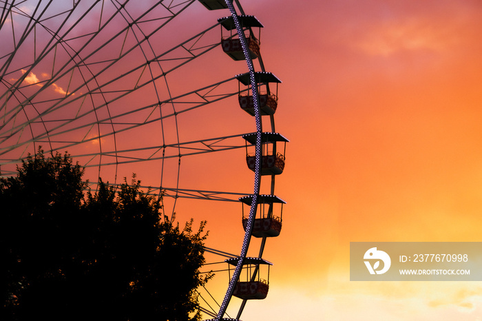 grande roue le soir avec un coucher de soleil