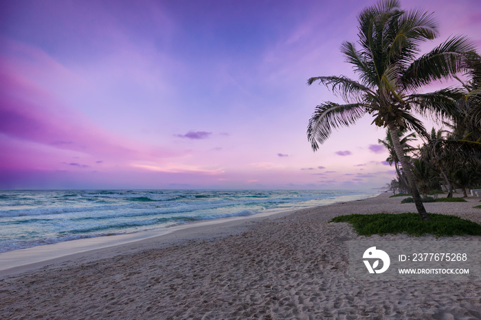 Sonnenuntergang über dem Strand von Tulum, Karibik, Mexiko