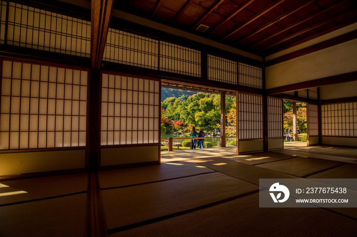 京都の観光名所天龍寺の紅葉風景