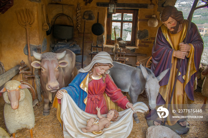 Bethlehem Christmas figures, with Maria, Joseph, Jesus child and donkey and ox