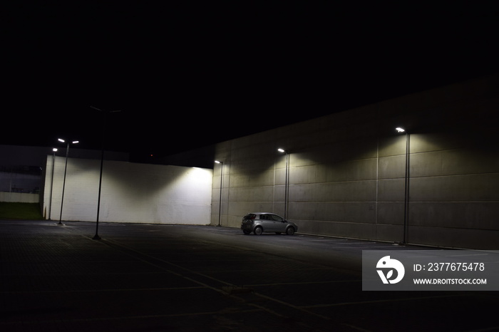 Carro  em estacionamento de noite. Iluminação publica. Iluminação do estacionamento de shopping