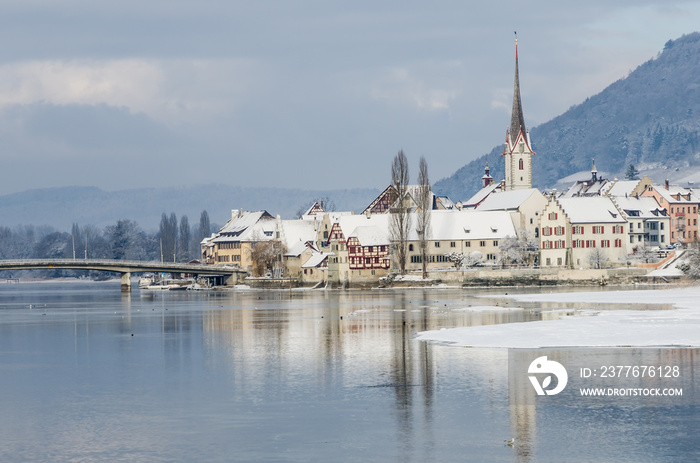 Blick auf die verschneite historische Altstadt Stein am Rhein mit Kloster Sankt Georg, Kanton Schaffhausen, Schweiz