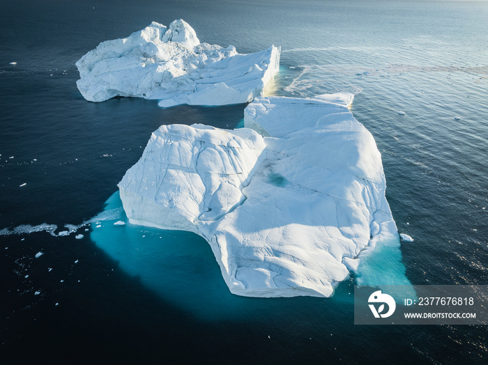 grandes icebergs flotando desde punto de vista aereo