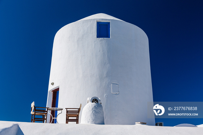 ギリシャ　サントリーニ島のイアの白い壁と青い扉と窓の建物