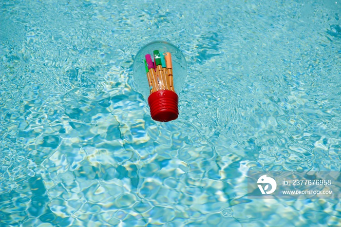 Canetas Stabilo dentro de lâmpada boiando na piscina - Stabilo pens inside a lamp floating in the pool