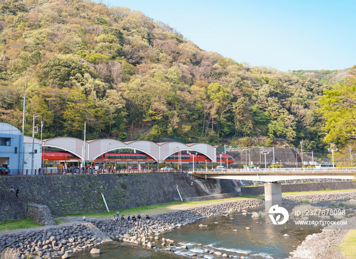 箱根湯本駅と早川の風景（神奈川県箱根町）