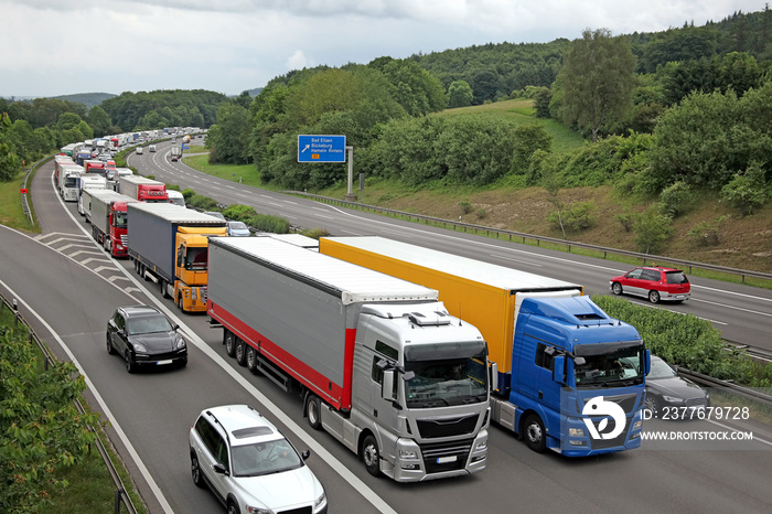 Stau auf der Bundesautobahn A2 -  Fahrbahnen Richtung Hannover relativ frei