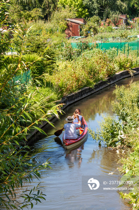 Amiens. Balade en canoé  parmi les hortillonnages. Somme. Picardie