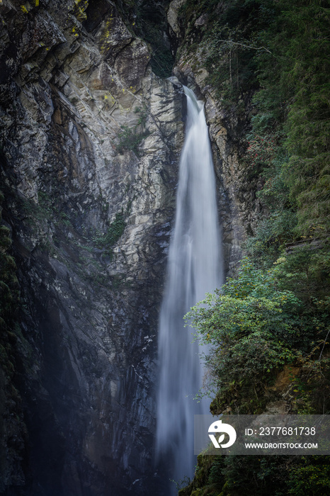 Langzeitbelichtung des Untersulzbach Wasserfalls in Salzburg, Österreich