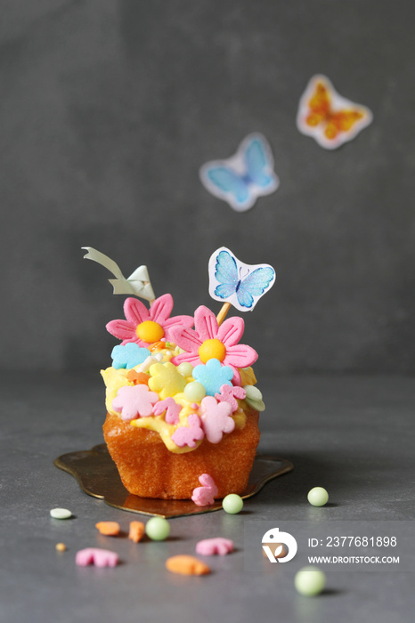 kleine Zitronenkuchen mit Frischkäsetopping und buntem Zuckerdekor zu Ostern