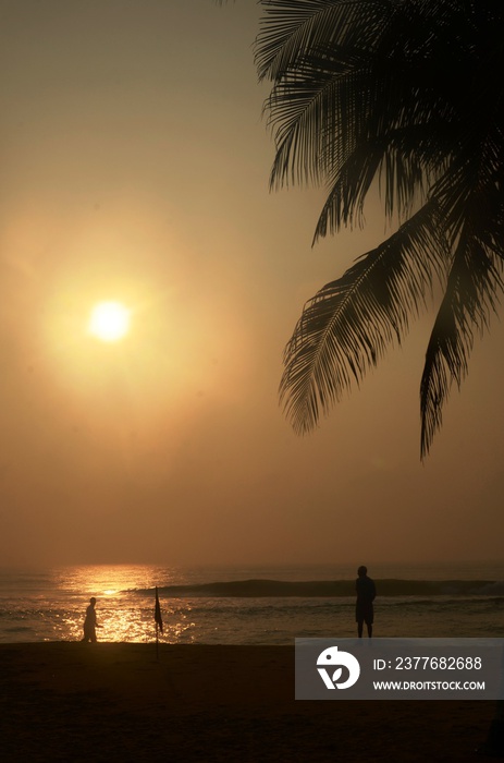 Lever de soleil sur la plage de Mahäbalipuram (Tamil Nadu –Inde)