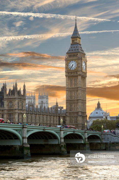 Sonnenuntergang hinter dem Big Ben und Westminster in London