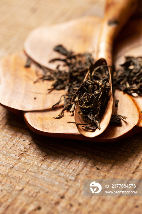 Tea ceremony tools and dried tea leaves