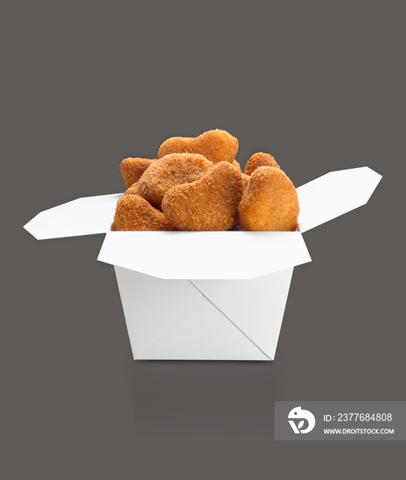 Nugets de pollo sobre fondo gris. Chicken nugets on gray background.