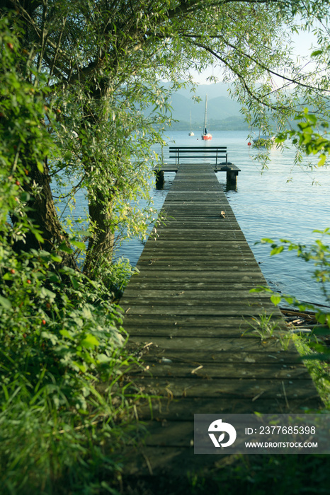 Ein idyllischer Bootssteg am See in den Bergen