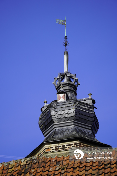 Turmspitze einer alten Burg in Deutschland. Nahaufnahme eines Turms mit Schieferdach.