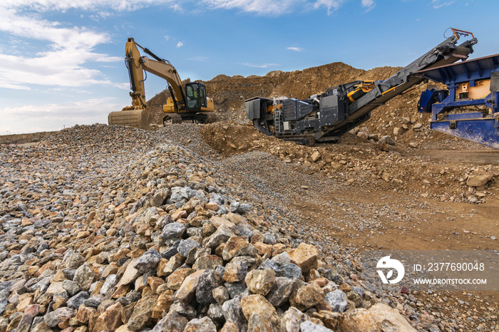 Excavator and machine to pulverize stone in a quarry