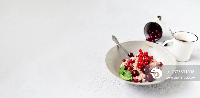 Porridge with seasonal fruits