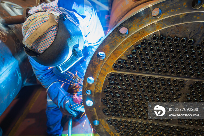 Welding male worker metal is part in machinery heat exchange flange pipeline construction