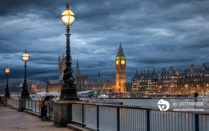 Big Ben und die Themse in London an einem Nachmittag im Winter