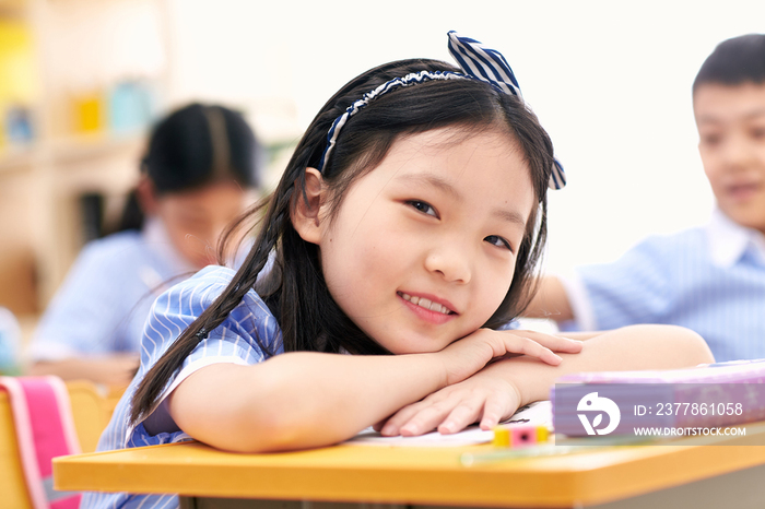 小学女生在教室里