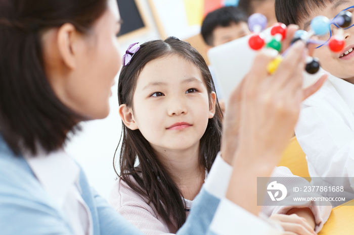 女教师和小学生在教室里