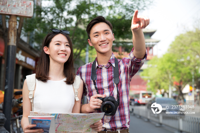 青年情侣看地图旅游