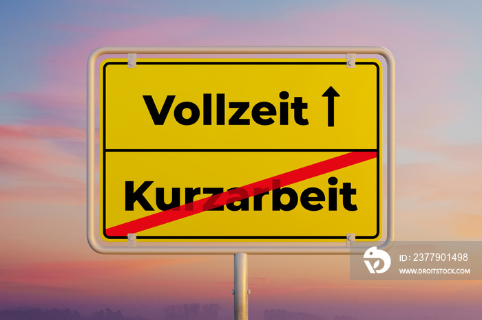 Kurzarbeit – Vollzeit. Gelbes Schild/Ortsschild als Symbol für das Ende der Kurzarbeit. Himmel mit S