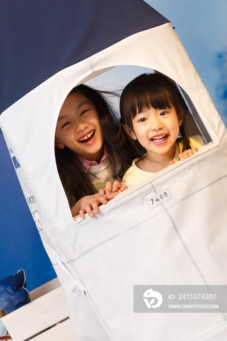 可爱的小女孩在玩太空探索