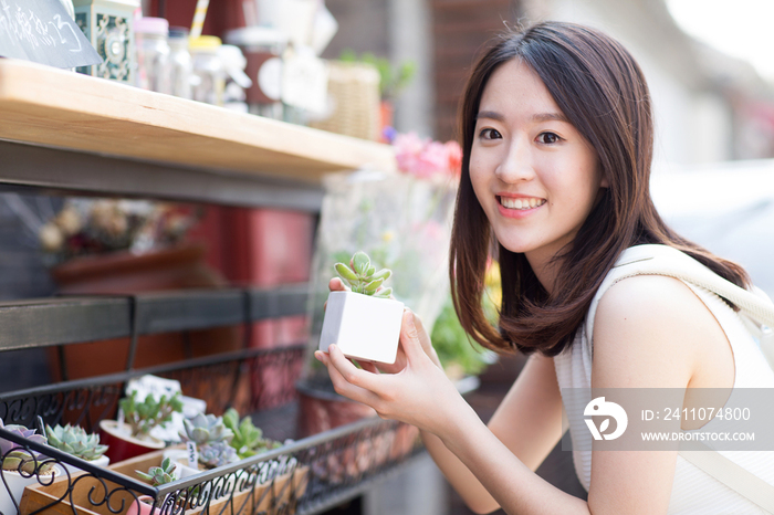 年轻女孩看多肉植物