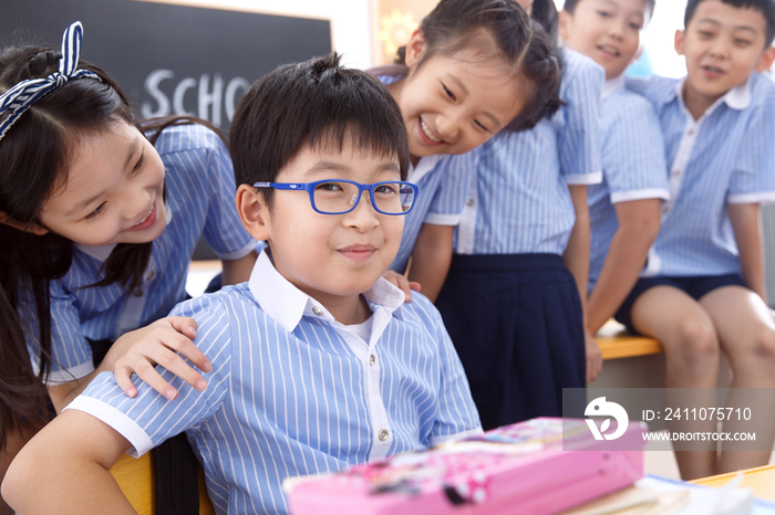 可爱的小学生在教室里