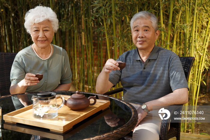 老年夫妇在院子里喝茶