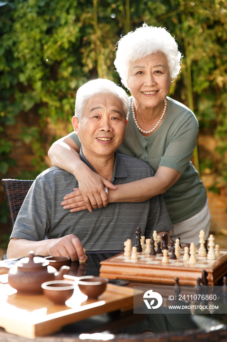 老年夫妇在院子里下棋