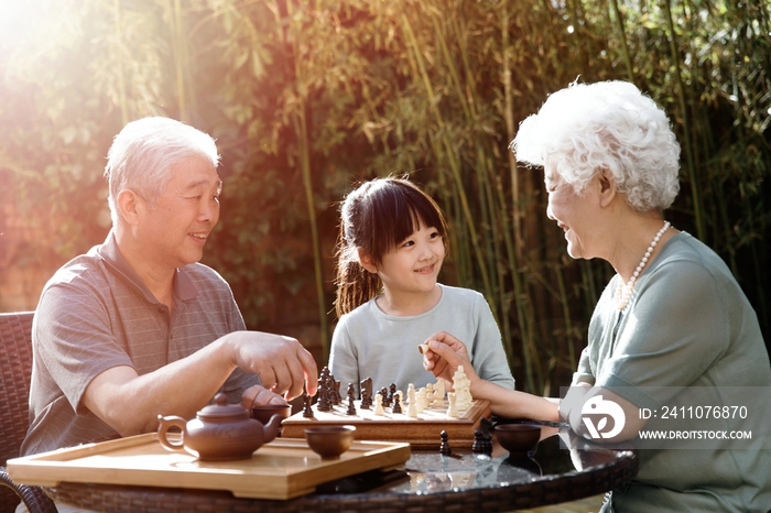 老年夫妇和孙女在院子里