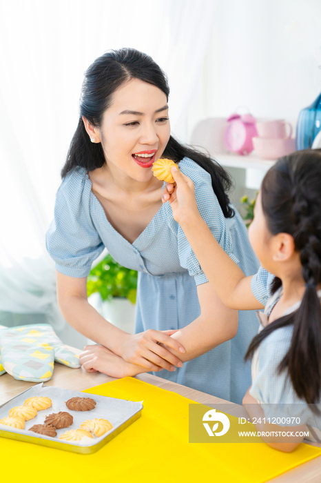 快乐的年轻母女一起制作糕点