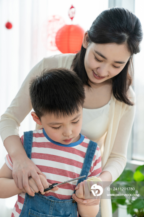 快乐的年轻家母子包饺子