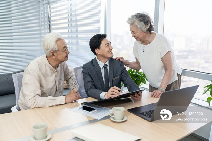 老年夫妇与理财顾问