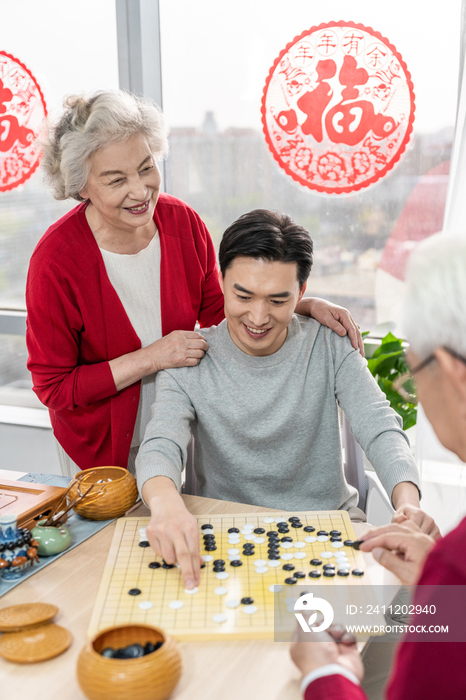 快乐的家庭喝茶下围棋