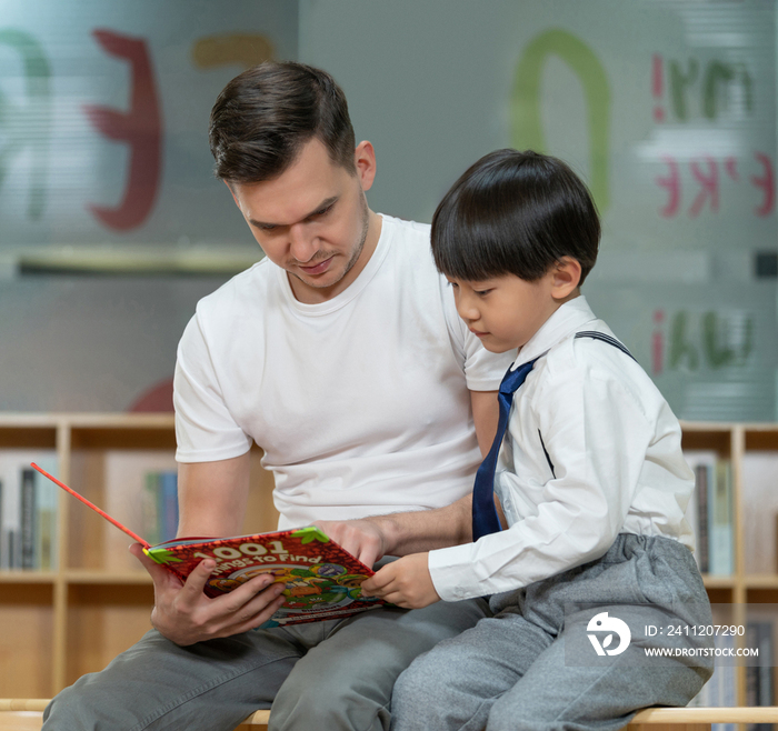 小学生在教室里围着老师学习