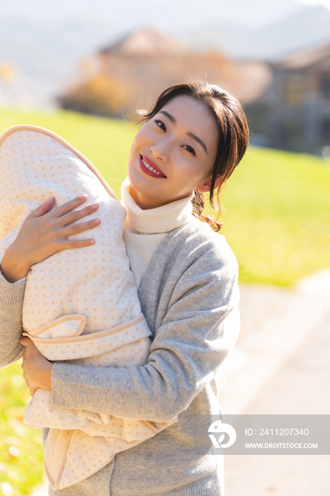 年轻的母亲抱着婴儿