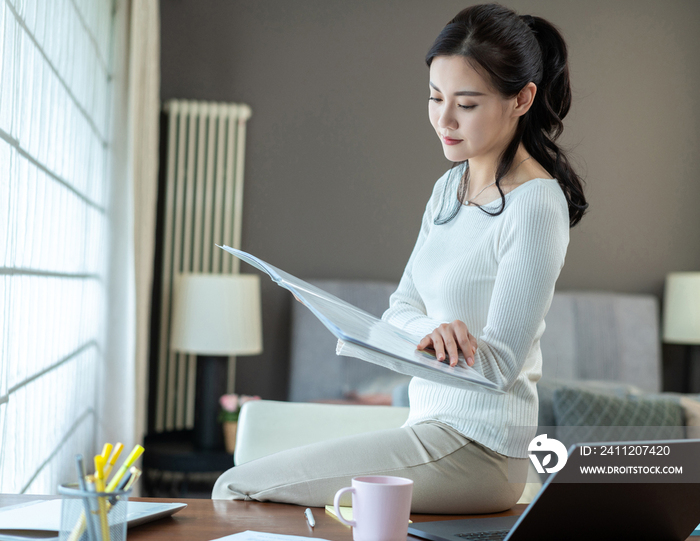 商务女子在酒店使用电脑