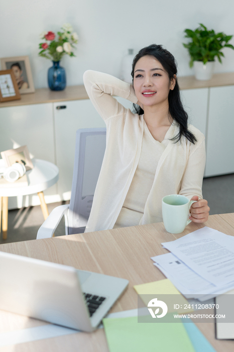 年轻女子休闲办公