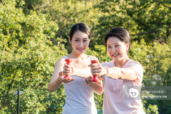 一个年轻女人在指导一个老年人锻炼身体