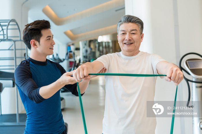 老年男子在私教的指导下健身