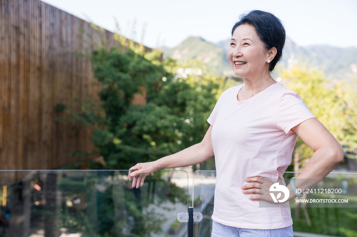 一个老年女人